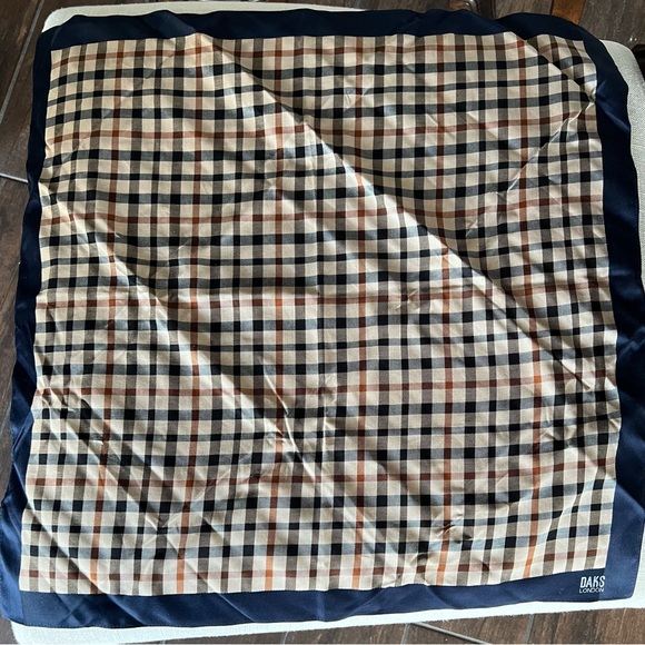 NIB a box of 2 DAKS Scarves/wraps - Picture 2 of 6